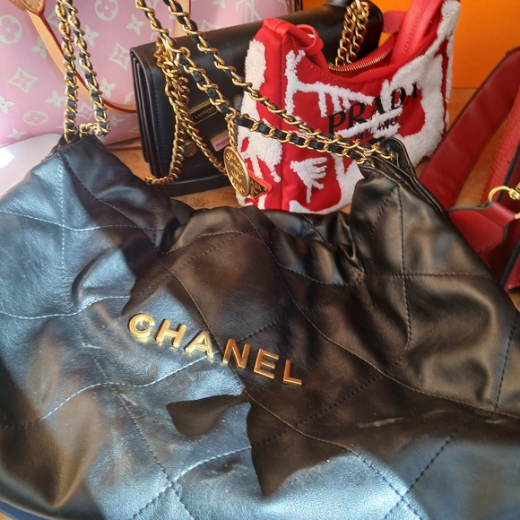 Chanel Black Quilted Women's Bag - Picture 2 of 3